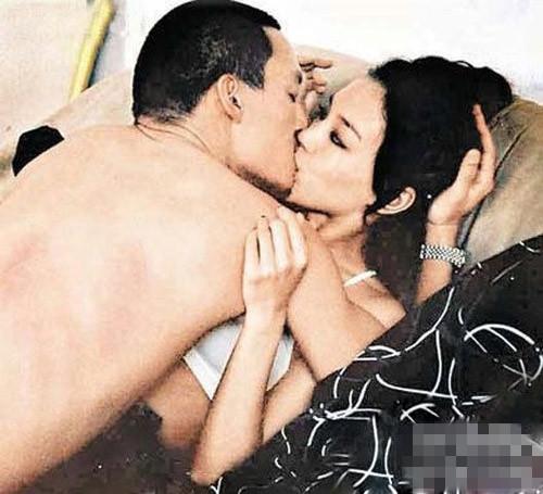 光棍节 帅哥美女街头半裸举牌挑战脱单(组图