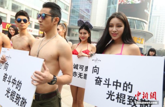 美女跟帅哥脱内衣_美女跟帅哥亲嘴(3)