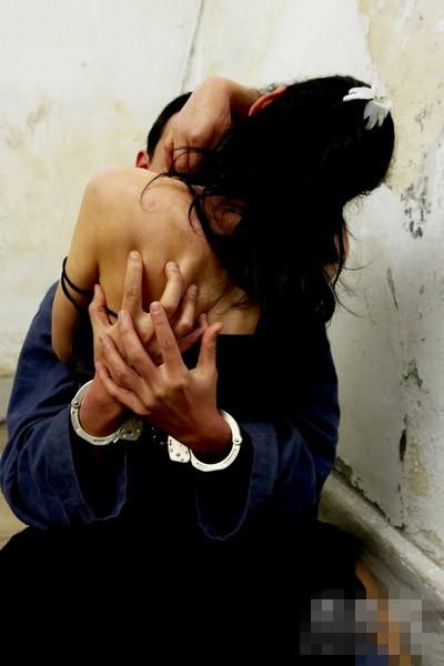 光棍节 帅哥美女街头半裸举牌挑战脱单(组图