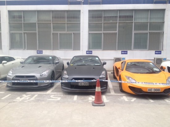 香港13辆豪车深圳飙车被扣 司机多为中老年人