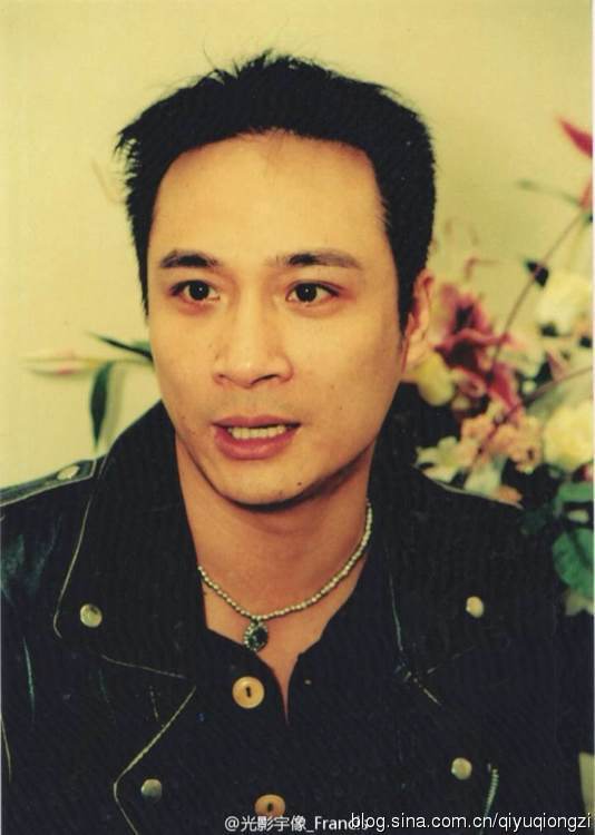 找来吴镇宇和妻子王丽萍早期的老照片,吴三岁年轻的时候果然是