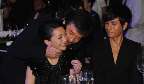 成龙吃众女星豆腐？“贴面礼”让周迅刘亦菲猝不及防