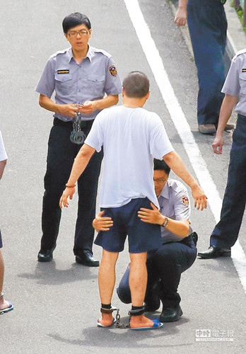 台犯人行贿坐牢享特权可炒股办公还是“大爷”