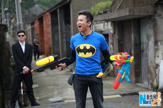 Angelababy邓超滚泥潭捉鸭子变泥人傻傻分不