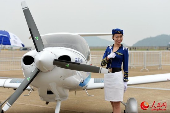 珠海航展现场:空姐模特上演制服诱惑