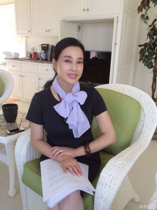 59岁刘晓庆做平板支撑运动 自称能做5分钟