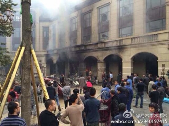 四川郫县一架直升机掉落 一售楼部被砸中(组图