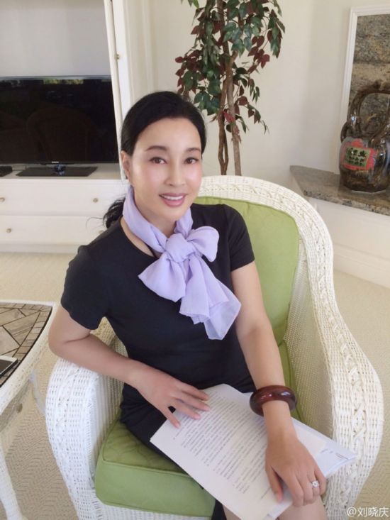 59岁刘晓庆做平板支撑运动 自称能做5分钟