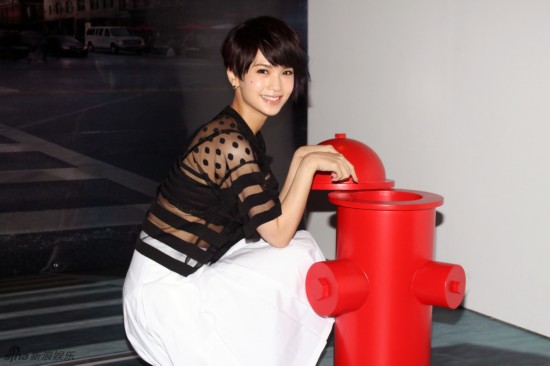 杨丞琳短发透视装亮相揭幕4D展 头埋消防栓搞