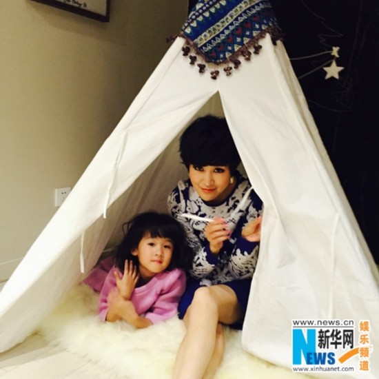 鲍蕾贝儿帐篷写真笑容灿烂 陆毅独守篝火一脸