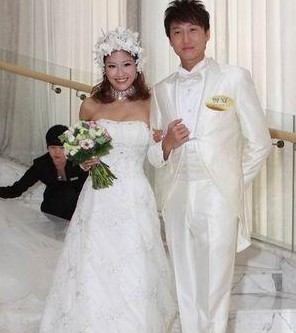 原标题:洪金宝儿媳怀二胎 穿高跟下台险跌倒(图)     周家蔚洪天明(6