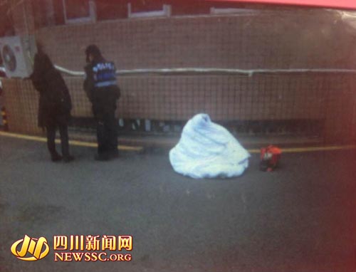 四川:女老师到成都培训 赤裸身体从酒店跑出