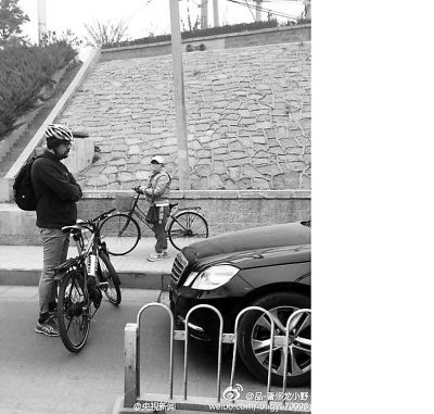 北京:老外执著拦违规机动车进自行车道(组图)