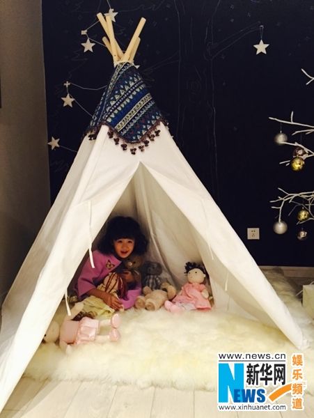 鲍蕾贝儿帐篷写真笑容灿烂 陆毅独守篝火一脸