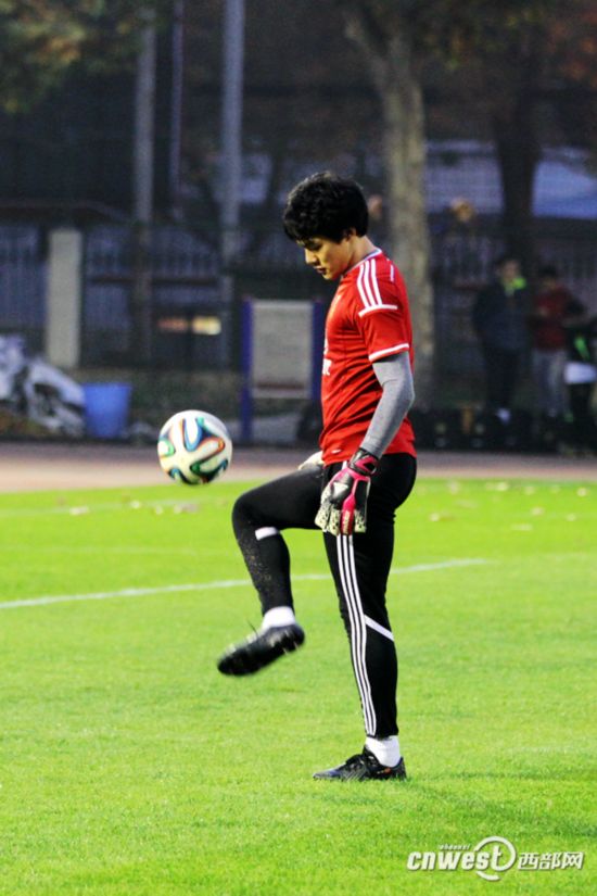 高清:国足训练受西安球迷追捧 佩兰指导于海