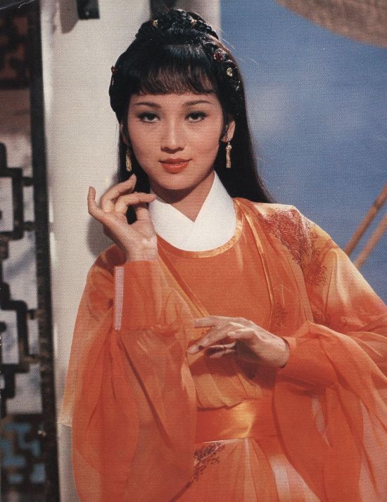 1979年主演《楚留香》中"苏蓉蓉"一角而走红,被评为无线电视台"四大