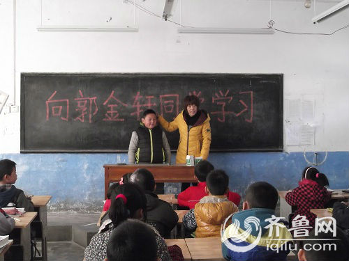 10岁男孩鱼塘救5岁顽童 被问想法称啥也没想