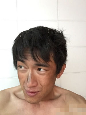 "照片中林更新头发凌乱,鼻子上有一块明显的黑色,脸上还有胡渣,半裸