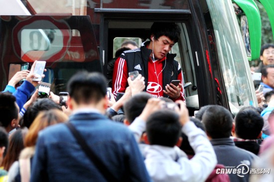 高清:国足训练受西安球迷追捧 佩兰指导于海