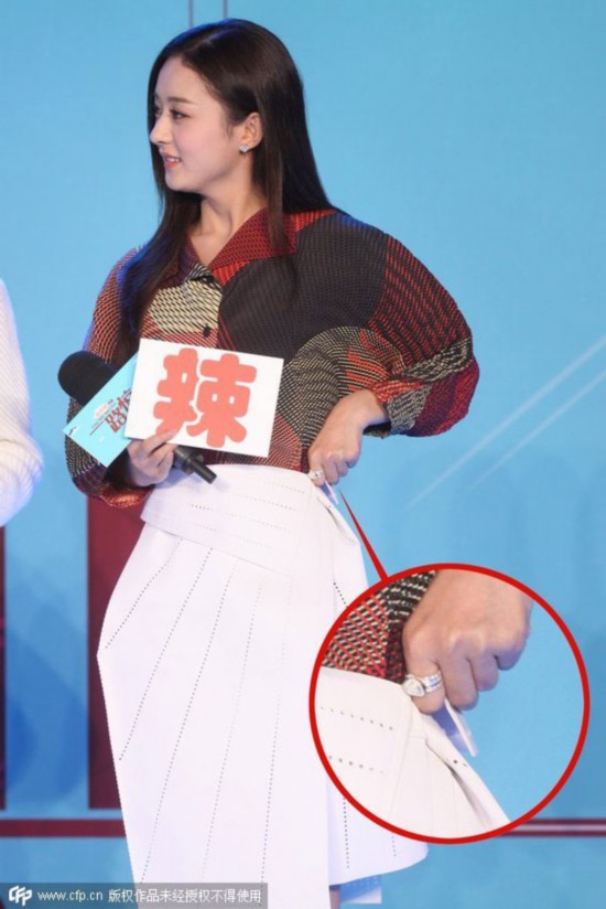 赵丽颖频偷拽裙似衣不合体 张辛苑露搞怪表情