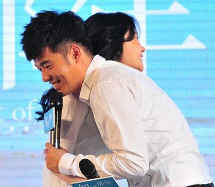 王菲公开亮相如高中女生 被彭于晏调侃藕断丝