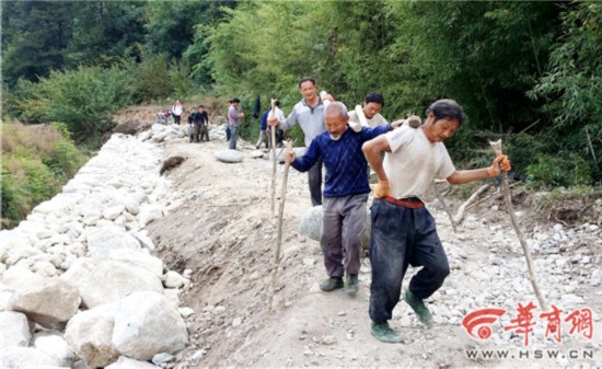 佛坪村民冬闲忙修路 助力乡村旅游发展