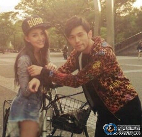 周杰伦首度公开恋情 史无前例高调公开晒恩爱