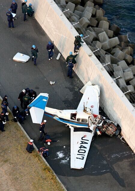 日本一架私人飞机在九州机场掉落 2人重伤