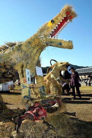 日本展出稻草飞龙寓意消灭破坏农作物野猪（图）
