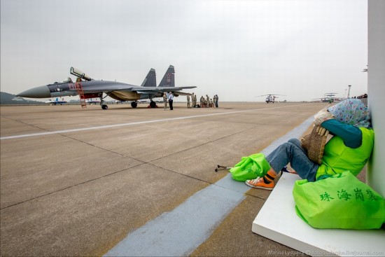 俄摄影师拍航展:中国观众进入苏35座舱体验【