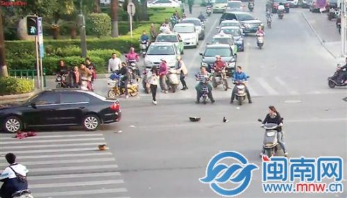 丰泽街圣湖路路口:妈妈载儿上学 闯红灯被撞飞