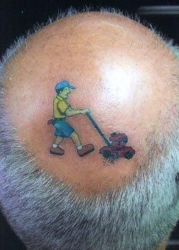 美国女模身上彩绘牛仔裤逛街 雷人搞笑纹身盘