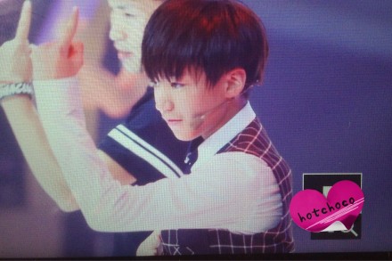 00后传绯闻 TFBoys王俊凯女友曝光王源曝吻照