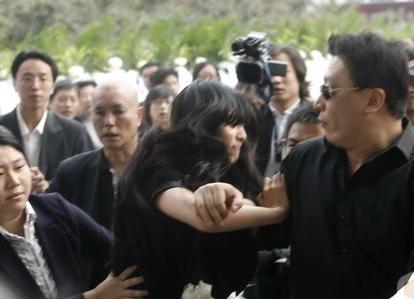 杨幂动作不雅孙俪骂人表情狰狞 图揭公共场合