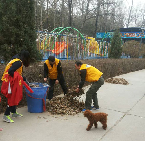 青海体彩开展保护水源、捡拾垃圾实践活动