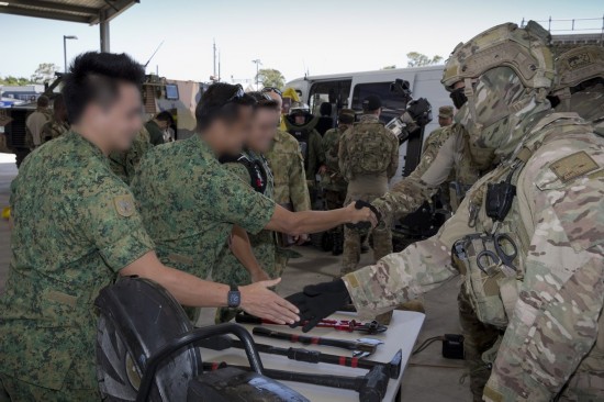 澳军特种部队向解放军展示武器