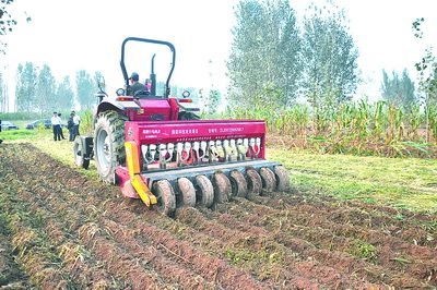 小麦、玉米两茬全还田防缠绕免耕施肥播种机正