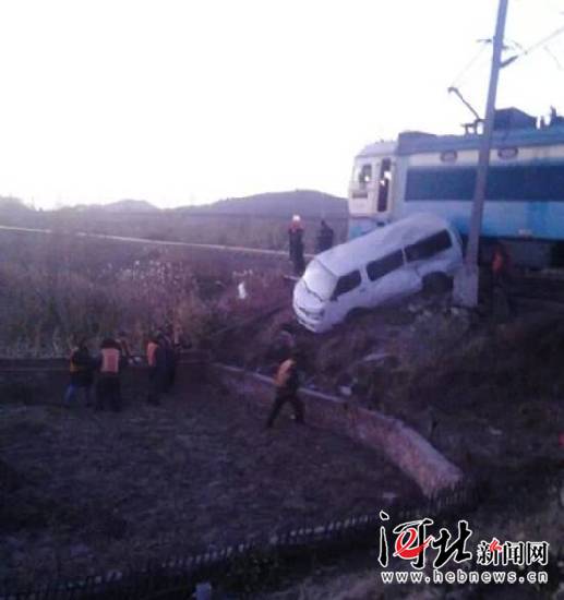 河北迁安一幼儿园接送车与津山线火车机车剐蹭