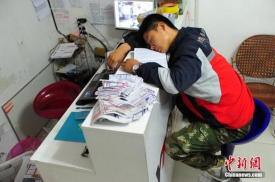 李克强到访中国网店第一村 称快递员工作了不