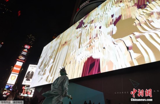 纽约时代广场启用新广告牌 长度堪比足球场