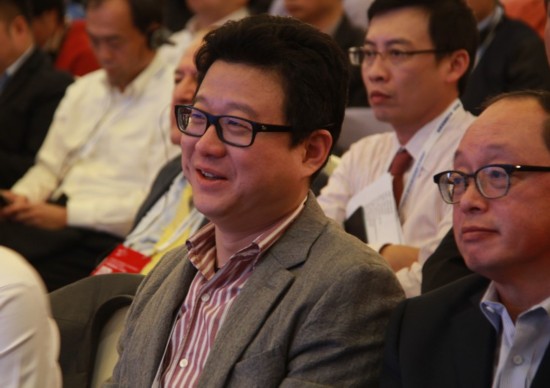 网易创始人兼CEO丁磊在论坛上听取演讲,时不时和一旁的嘉宾交流想法。