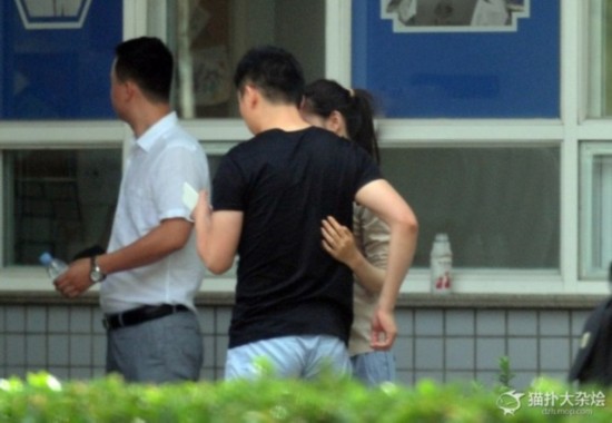 奶茶妹妹庆21岁生日 刘强东送玫瑰秀恩爱