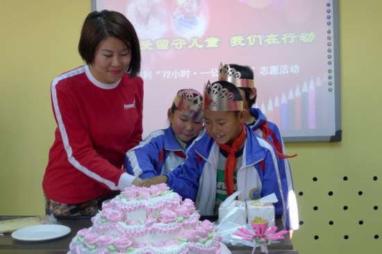 海拉尔区团委联合安利公司开展关爱留守儿童慰