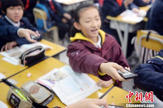 济南中小学生持抢答器上课实现个性课堂