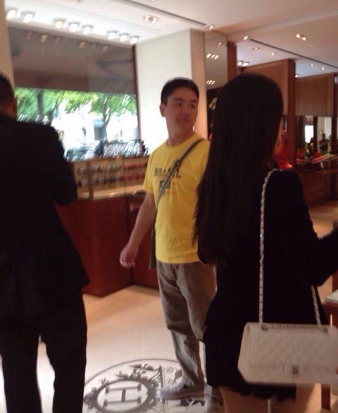 奶茶妹妹21岁生日刘强东送玫瑰 盘点新晋老少