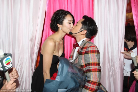 TVB台庆现场王祖蓝下跪求婚 女方含泪应允甜