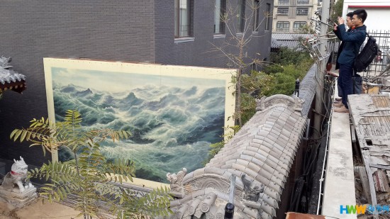 河南省濮阳市黄河东路上的谷俊山“将军府”大门紧闭，来访者只好爬楼登高一睹真容。