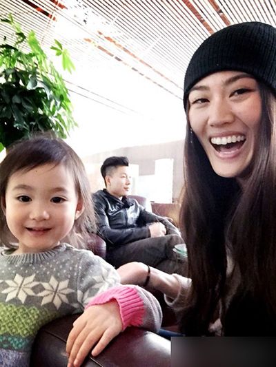 李小鹏一家快乐出游安琪奥莉美美出镜（图）