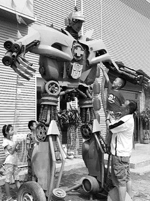 爸爸用废弃车为儿子打造1.5吨重擎天柱(图)