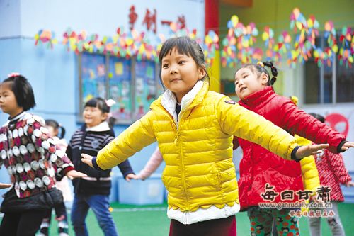 兰州多家幼儿园组织幼儿进行户外活动